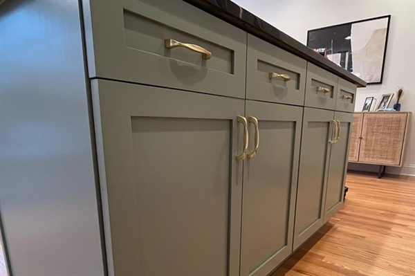 What’s the Best Paint Type for Kitchen Cabinets in Chicago’s Climate?